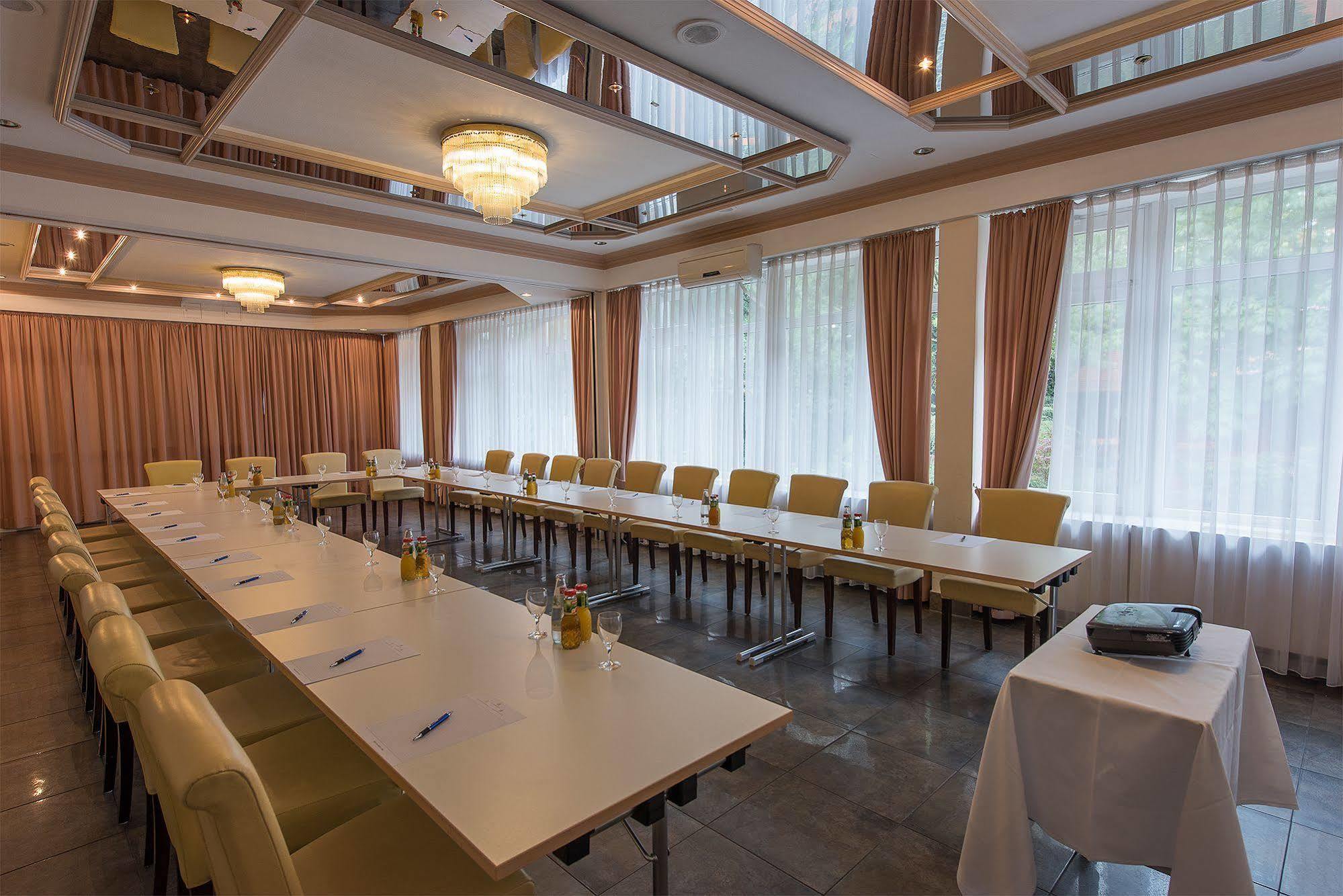 Parkhotel Frankfurt Airport Hattersheim am Main Exterior photo